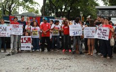 Protesto na porta da Ufal marcou o 15M em Alagoas