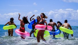 Boias coloridas no mar de Ponta Verde marcam a abertura do verão em Maceió
