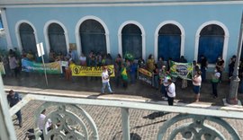 Contra o passaporte vacinal em escolas, manifestantes protestam na porta da Câmara; veja vídeo