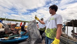 Mais de uma tonelada de lixo é recolhida na Lagoa Mundaú, em Maceió