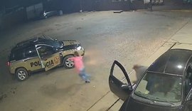 Vídeo: Mulher escapa de sequestro ao saltar de carro e pedir ajuda à PM em MG