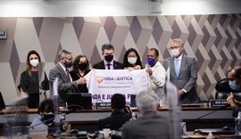 Após relatos de familiares em sessão da CPI, senadores prometem honrar vítimas da covid