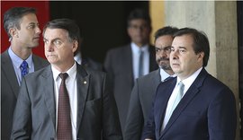 Bolsonaro diz que Maia é culpado pela perda da MP do 13º do Bolsa Família