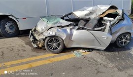 Grave colisão entre carro e ônibus deixa dois mortos na BR-316, em Atalaia
