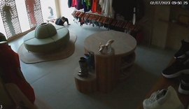 VÍDEO: homem se arrasta em chão de loja para furtar roupas, em Arapiraca; assista