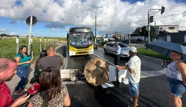 Moradores fecham Avenida Josefa de Melo em protesto contra empresa de ônibus em Maceió