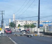 Acidente com caminhão interdita via no bairro da Serraria e desvia trânsito