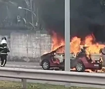 Carro é destruído por incêndio próximo à Ufal, em Maceió