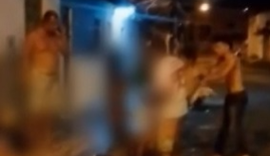 Vídeo: Dupla é espancada e presa após assaltar mulher em ponto de ônibus
