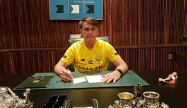 Bolsonaro afirma em live que a melhor vacina é o próprio vírus