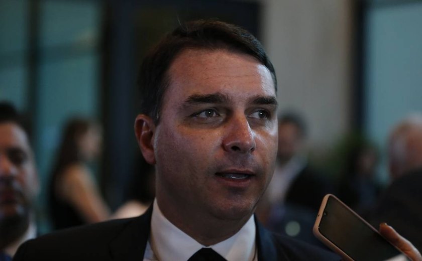 Além de Flávio Bolsonaro, denúncia da rachadinha na Alerj deve atingir mais um político