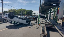 Motorista capota veículo após se distrair e subir em rampa de caminhão-cegonha