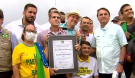 Durante inauguração, Bolsonaro recebe título fake de cidadão honorário de Maceió
