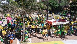 Feriado é marcado por manifestações na Orla de Maceió