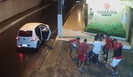Câmeras flagram oito torcedores do CRB espancando torcedor do ASA; veja vídeo