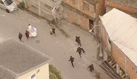 Vídeo: suspeito foge da polícia com cobertor em manhã gelada no Rio