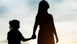 Mães solo enfrentam barreiras na garantia de direitos aos filhos