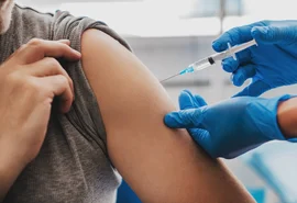 Vacinação em dia contra gripe e Covid reduz risco de infarto e AVC em até 40%