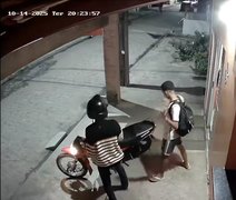 Vídeo: Entregador tem motocicleta roubada por dupla armada em Limoeiro do Anadia
