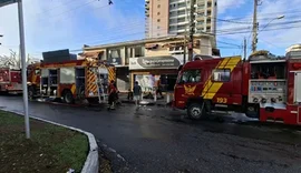 Incêndio destrói loja de materiais para piscina em Maceió e mobiliza Corpo de Bombeiros durante a madrugada