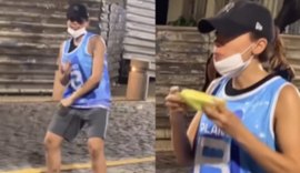Vídeo: Anitta se disfarça e curte a pipoca no carnaval de Salvador