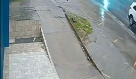 Câmera registra carro rodopiando antes de derrubar poste em Maceió