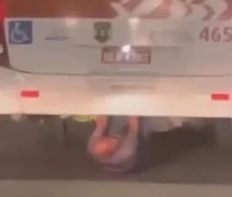 Homem é flagrado “pegando carona” na parte inferior de ônibus em Maceió