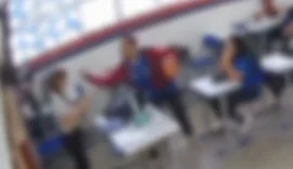 Aluno dá tapa na cara de professora após chegar atrasado na aula