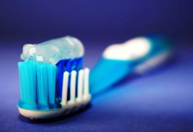 Anvisa proíbe venda de creme dental de marca famosa após casos de reação; veja sintomas