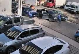 Vídeo: Homem é baleado dentro de carro de luxo na Ponta Verde