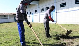 Parceria possibilita reformas de escolas da rede pública com a ajuda de reeducandos
