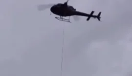VÍDEO: Idoso é resgatado por helicóptero após ficar ilhado no Vale do Paraíba
