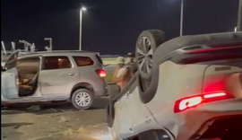 Colisão entre dois carros no Pontal da Barra deixa vítimas feridas e trânsito interrompido