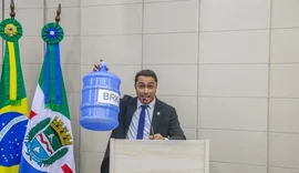 Vereador leva galão d’água ao plenário e cobra BRK e Equatorial por falhas em Maceió