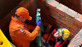 Idoso escorrega e cai em fossa no quintal de casa em Arapiraca
