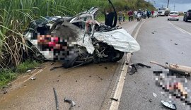 Vídeo: Colisão entre carro e micro-ônibus deixa uma pessoa morta e outra gravemente ferida na AL-105