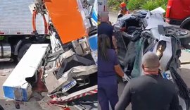 Grave acidente entre caminhões e carro deixa vítimas presas às ferragens na BR-101