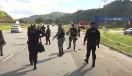 Populares tentam interditar BR-101 em protesto após achado do corpo da bebê Ana Beatriz