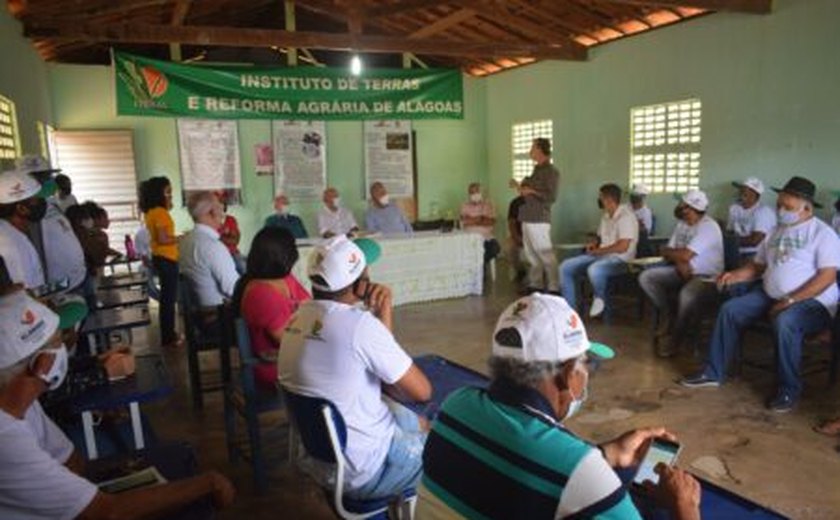 Documento que garante direitos à agricultores é entregue em Delmiro Gouveia
