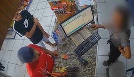 Vídeo: Dupla é flagrada roubando conveniência e levando celular de atendente, no Jacintinho