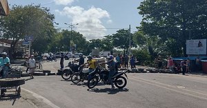 Jornal De Alagoas Moradores Do Bairro Vergel Do Lago Bloqueiam A