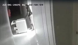 VÍDEO: homem invade e furta R$15 mil de objetos em clínica no Poço