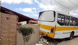 Ônibus invade residências e causa estragos em município de Alagoas