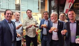 Sem vacina, Bolsonaro e comitiva comem em pé e do lado de fora em NY