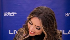 Sophia Martins realiza noite de autógrafos no lançamento de seu segundo livro