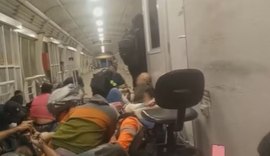 Vídeo: passageiros oram deitados em estação do BRT, no Rio de Janeiro, sob intenso tiroteio