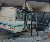 Homem morre após ônibus colidir contra galeria comercial em Maragogi