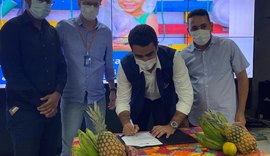 Unicafes/AL e prefeito JHC assinam contrato para aquisição de alimentos para a merenda escolar