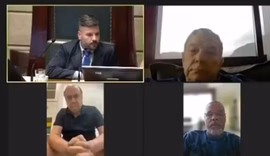 Vídeo: durante sessão plenária on-line, vereador mostra demais e aparece sem as calças