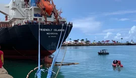 Navio com bandeira estrangeira atraca repentinamente em Maceió e PF faz buscas na embarcação